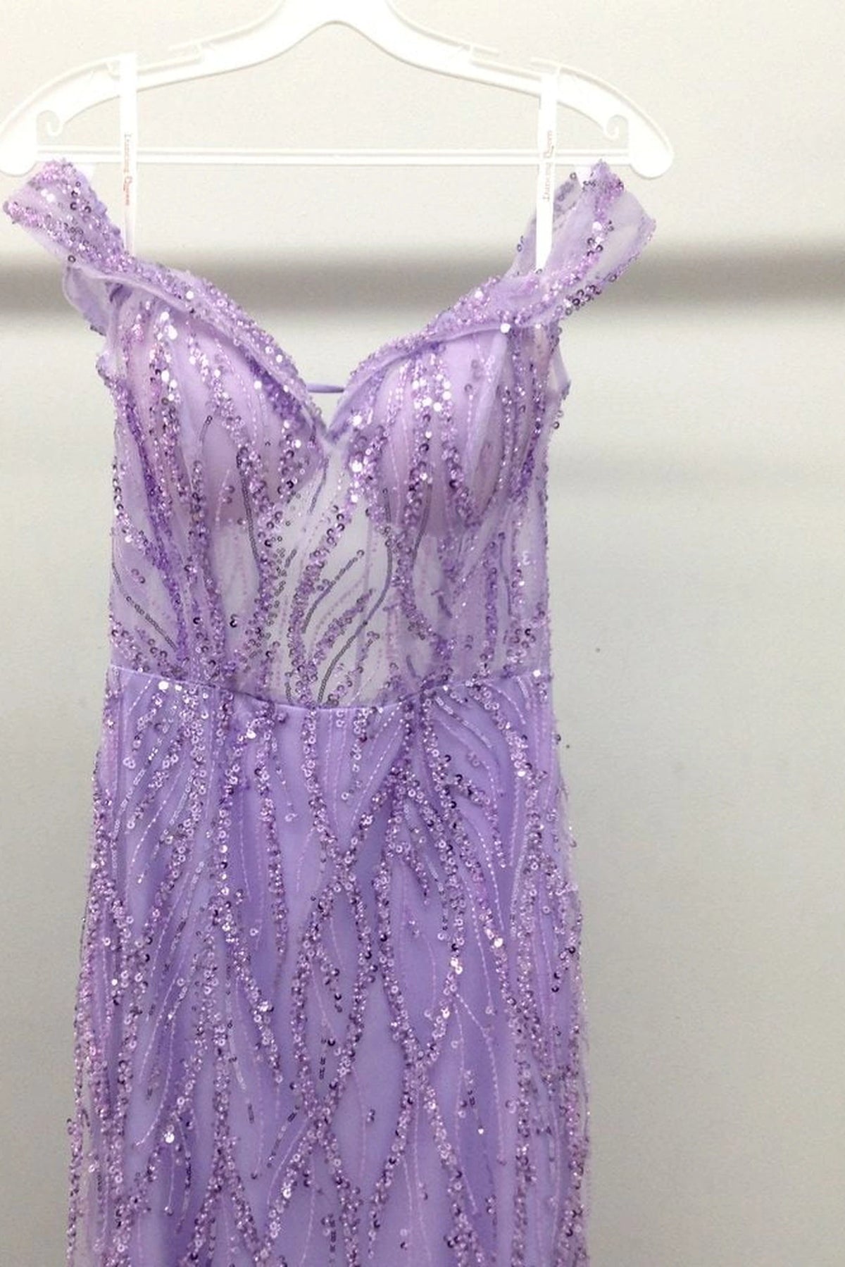 Showing its fabric texture, the Lilac prom dress highlights the garment construction.