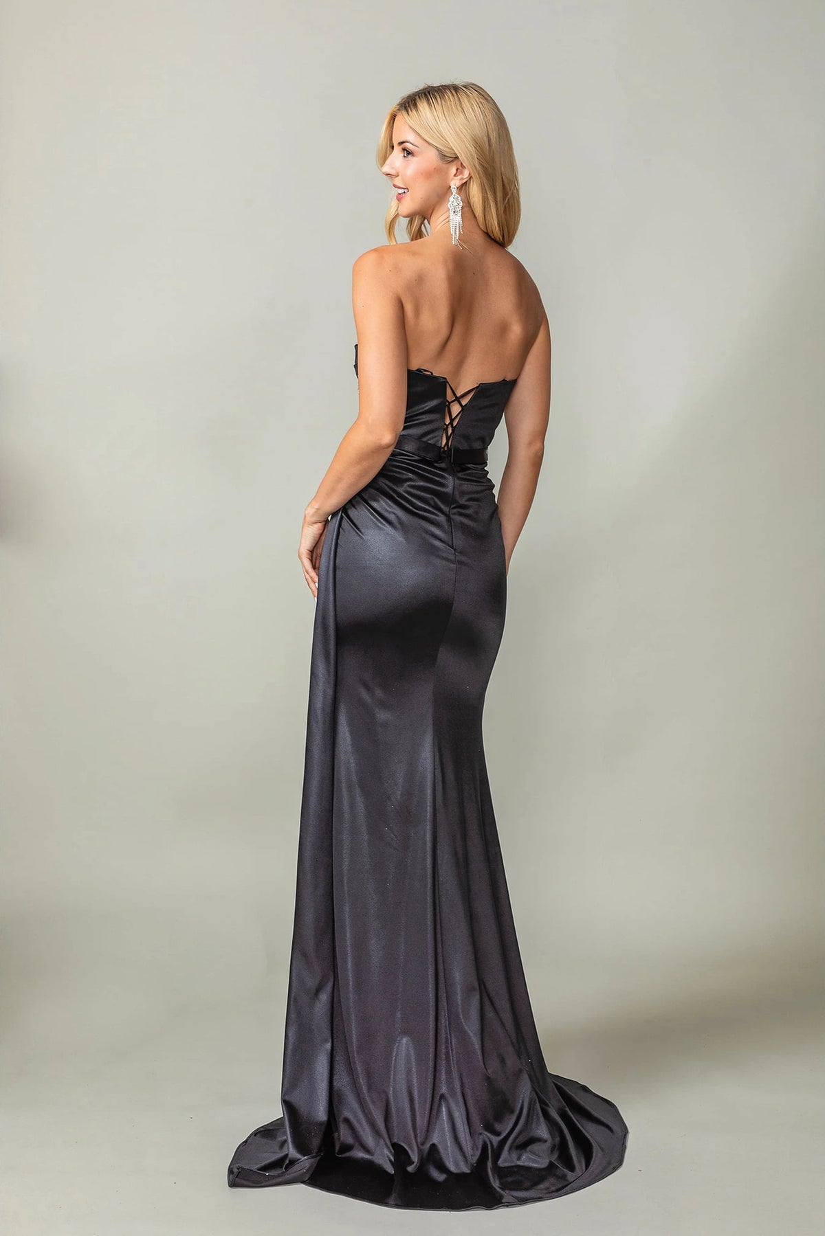 Showing its floor-length skirt, the Black prom dress highlights the garment construction.