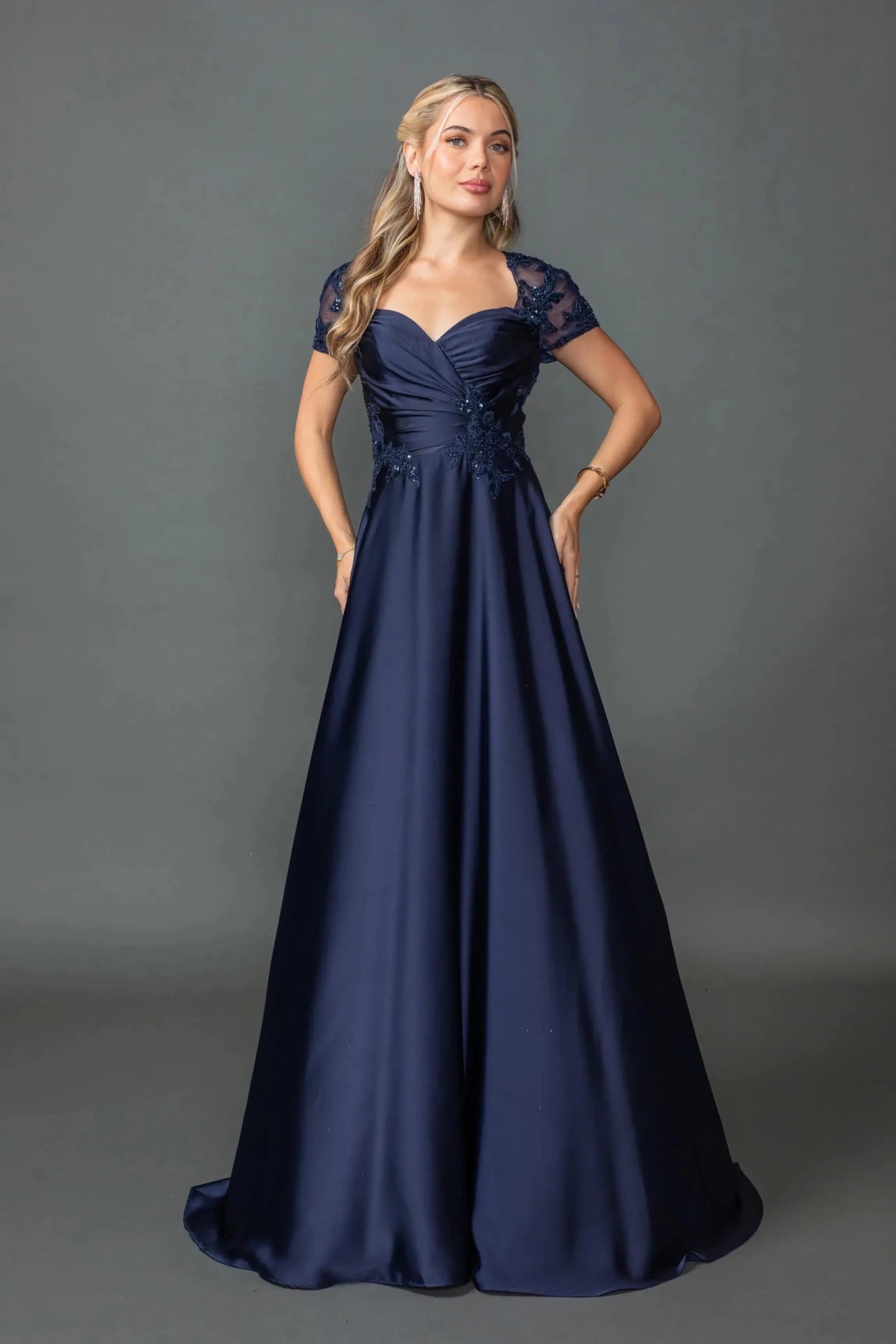 Elegant Navy A-Line Prom Dress with Floral Lace Appliqué Details M / Navy