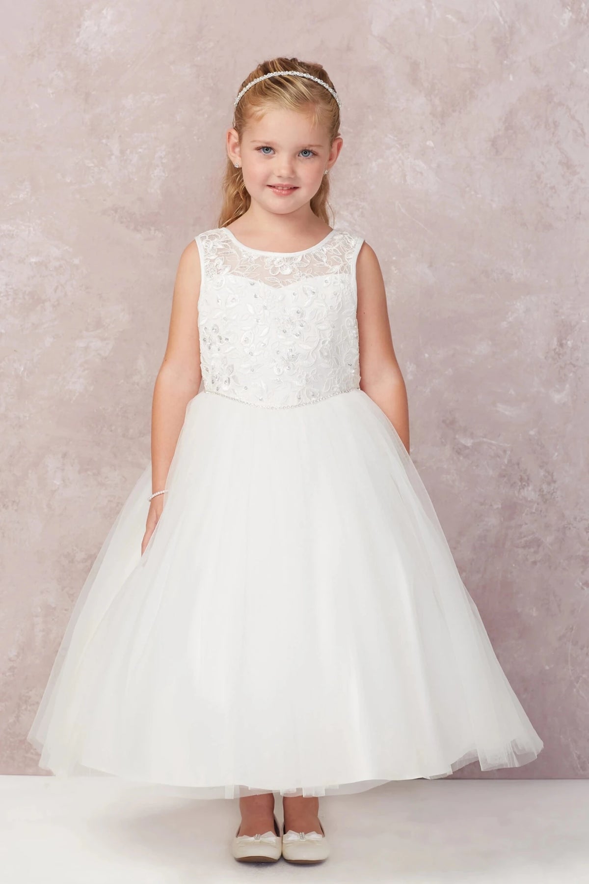 Full soft mesh skirt: detail of the off-white flower girl dress.