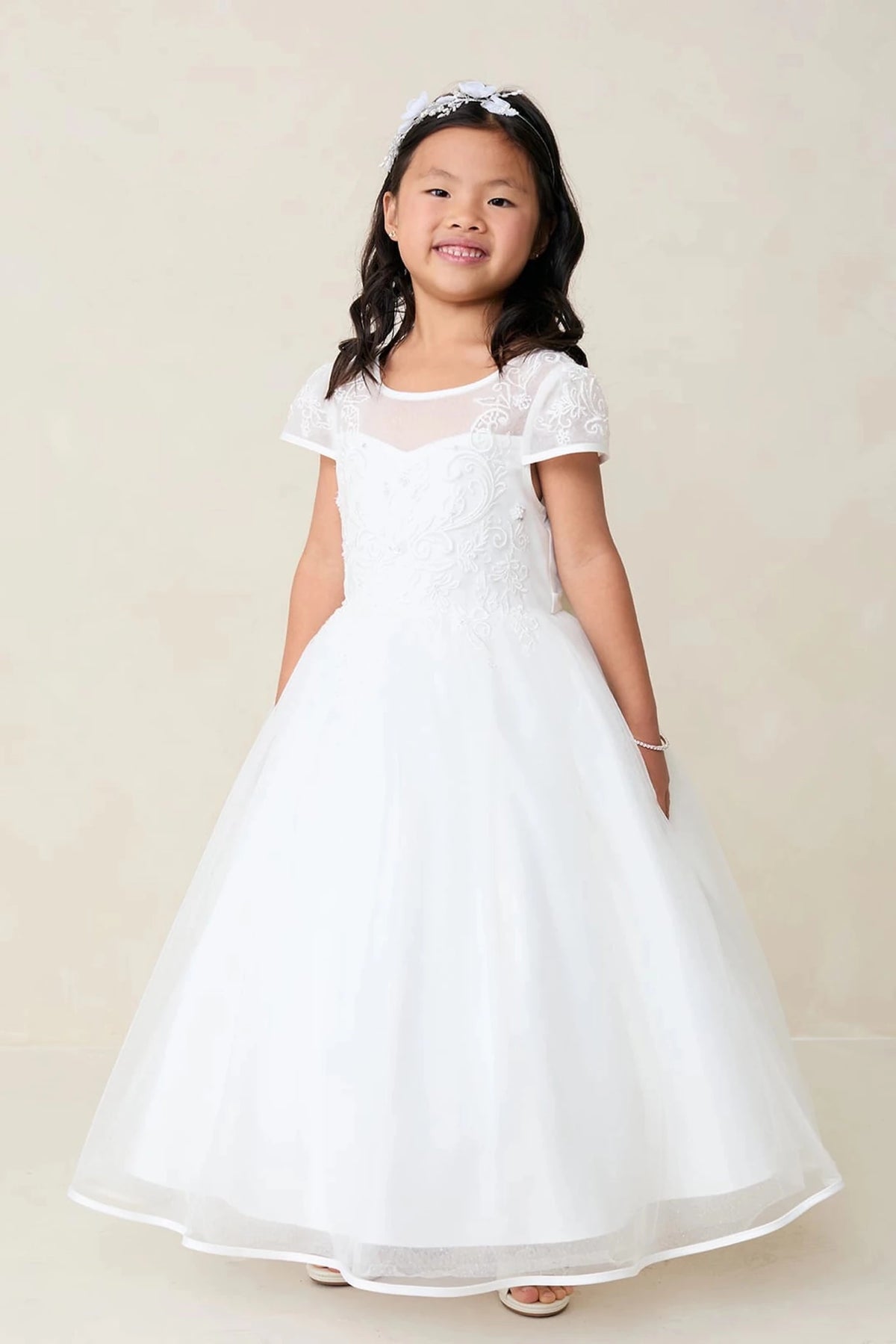 Full organza skirt: detail of the off-white flower girl dress.