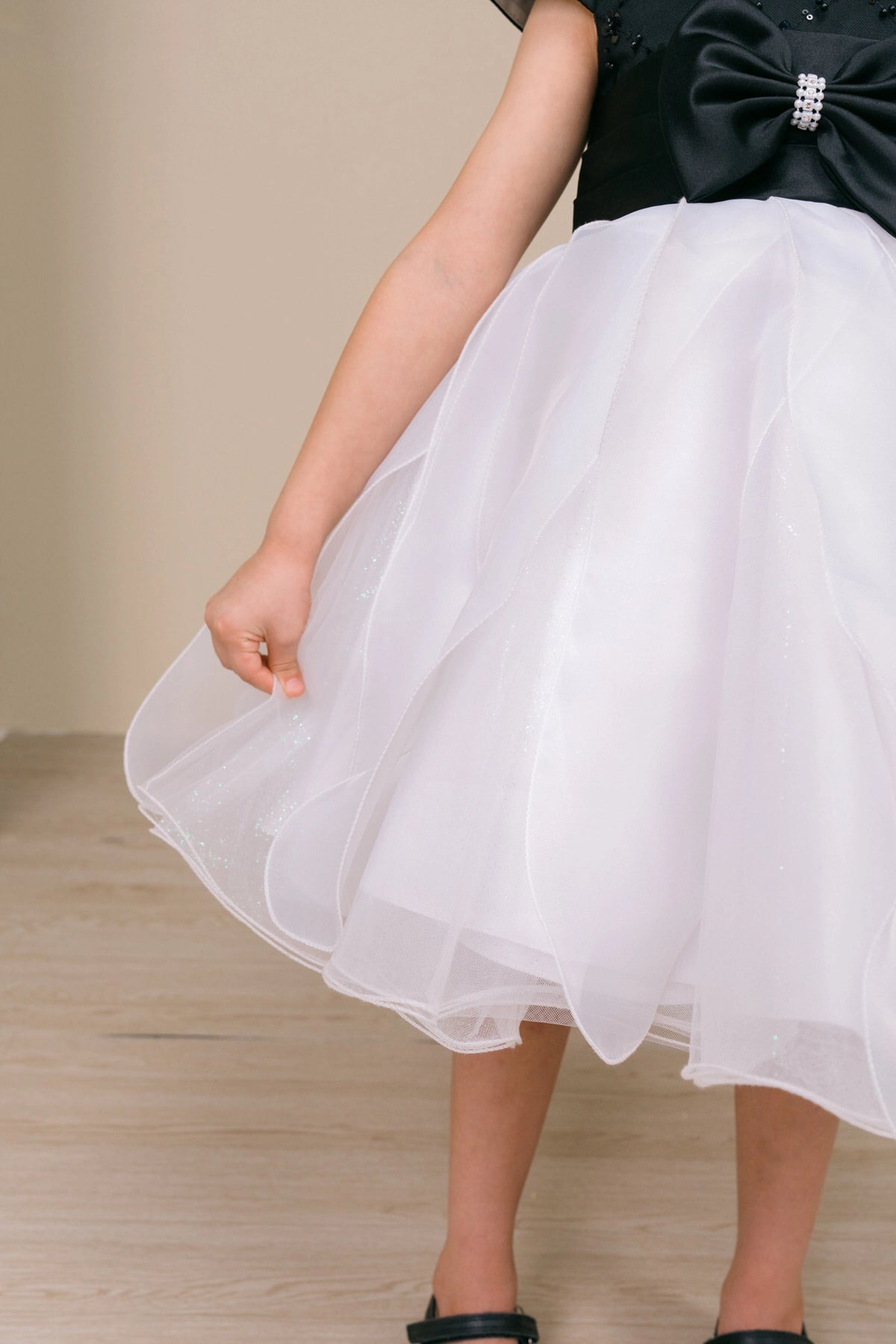 Wavy organza layers form the full skirt on the Black/White kids party dress.