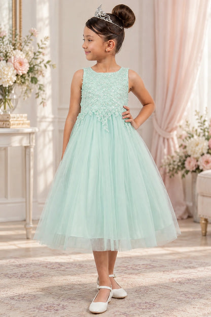 Scalloped floral detailing meets the gathered skirt on this Mint flower girl dress.