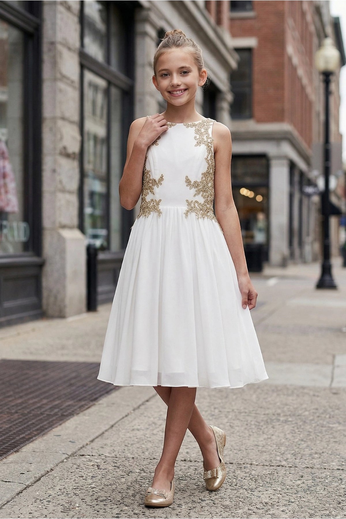 Showcasing with contrasting floral appliques on the bodice, this Off-White kids party dress displays elegant detail.