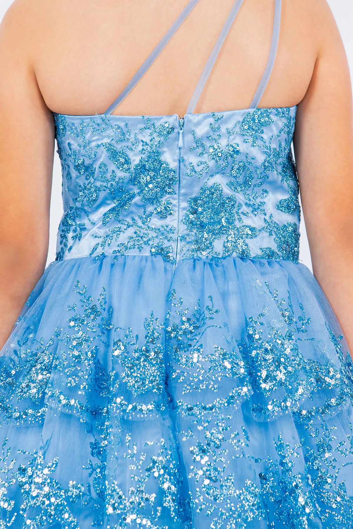 Detailed by a low back with angled straps, the Blue kids party dress reveals its construction.