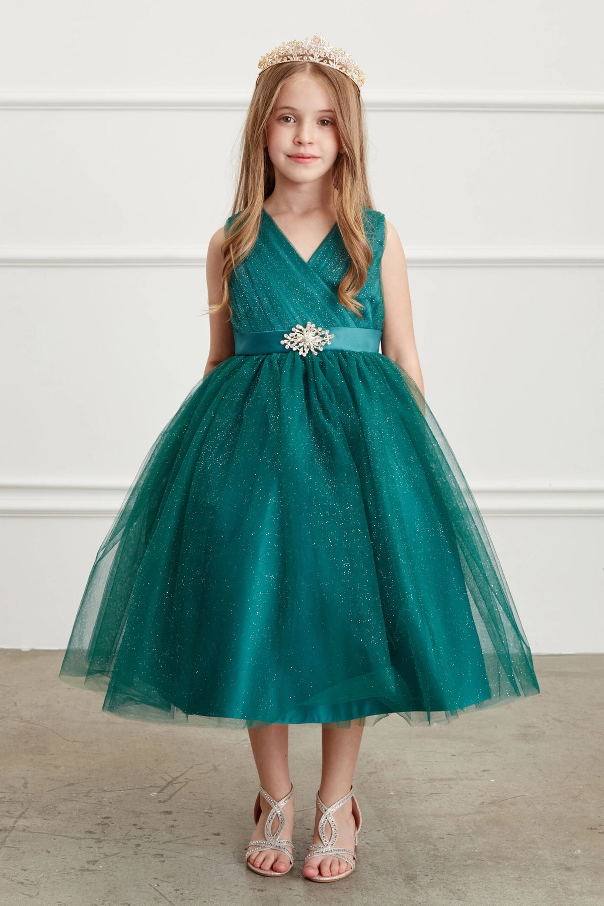 Emerald kids pageant dress featuring a ruched V-neckline and rhinestone brooch.