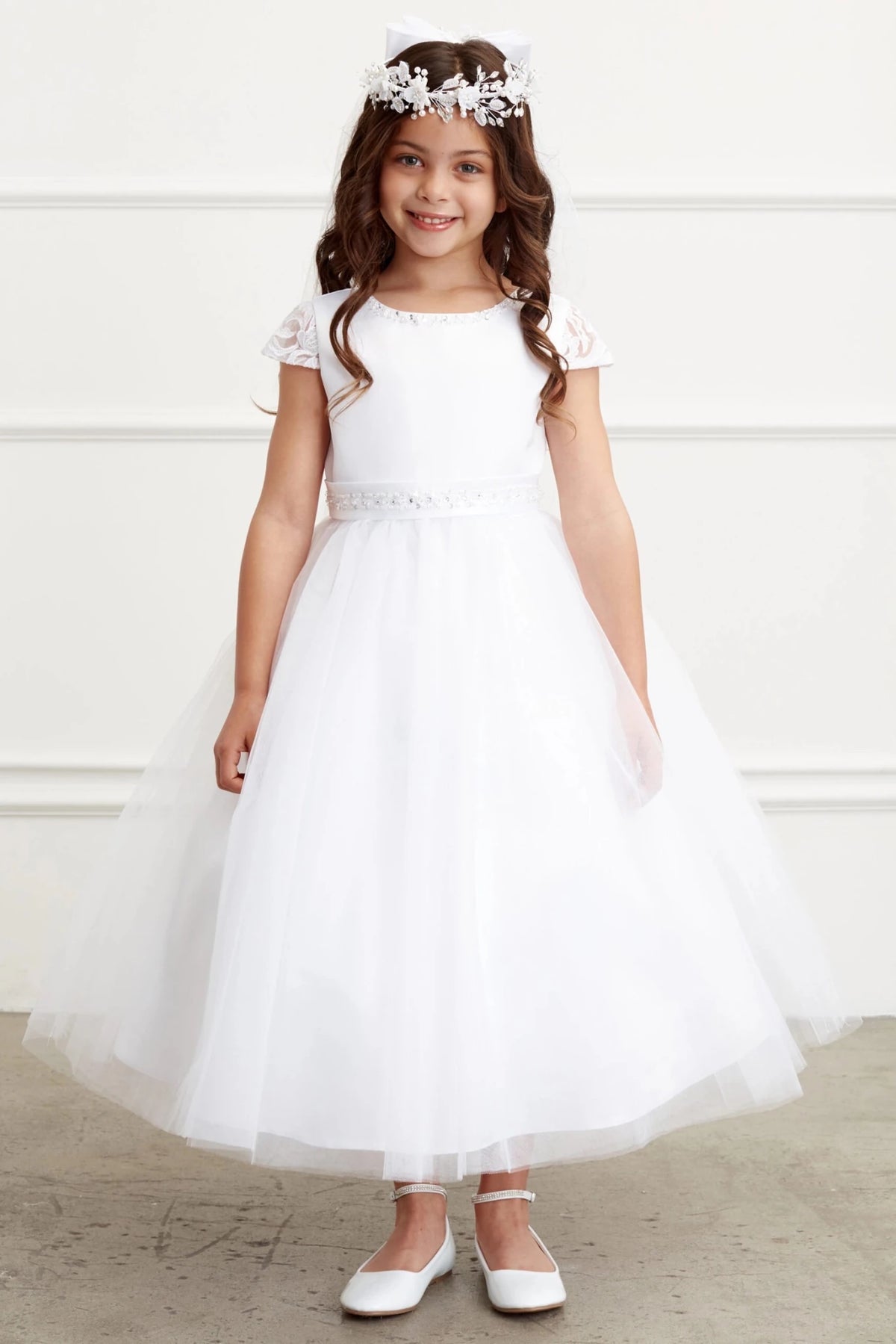 Small cap sleeves on a white flower girl dress.