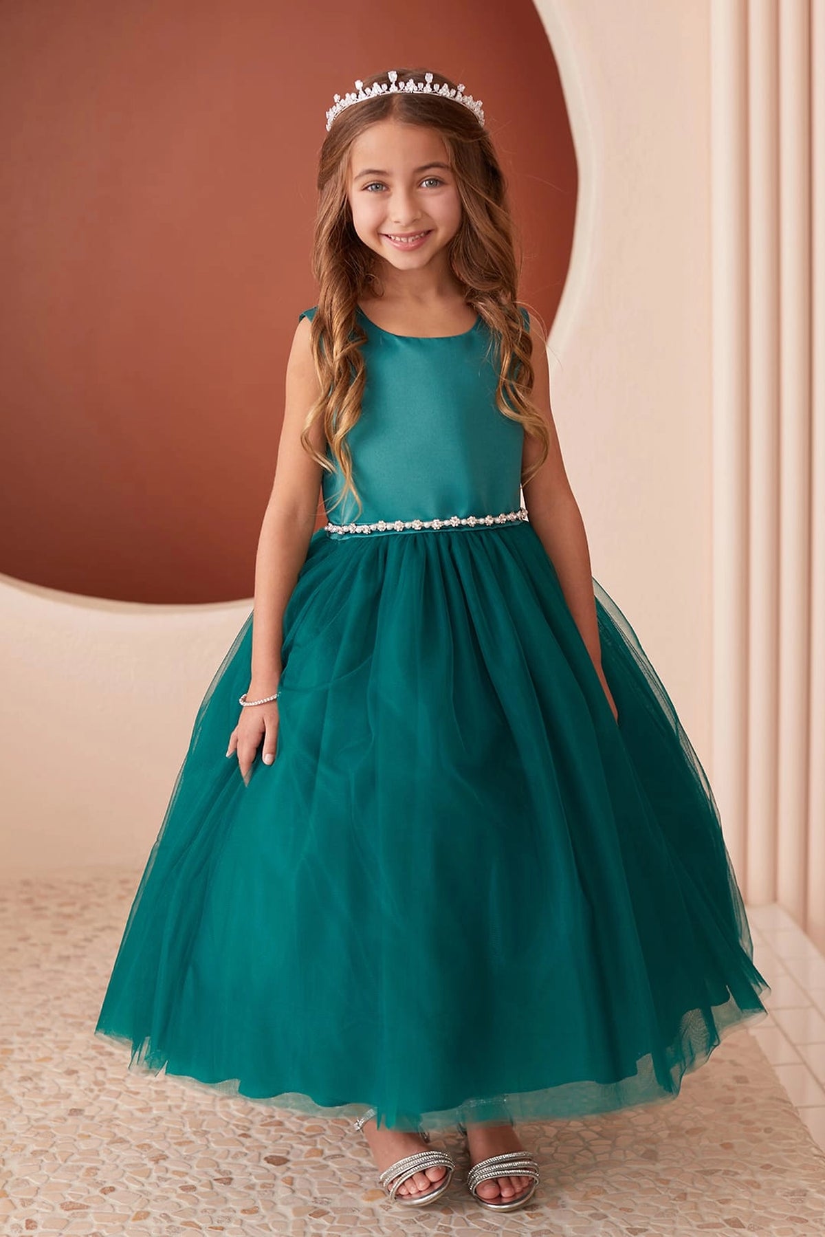 Emerald kids pageant dress featuring a pearl-accented waist and tulle skirt.