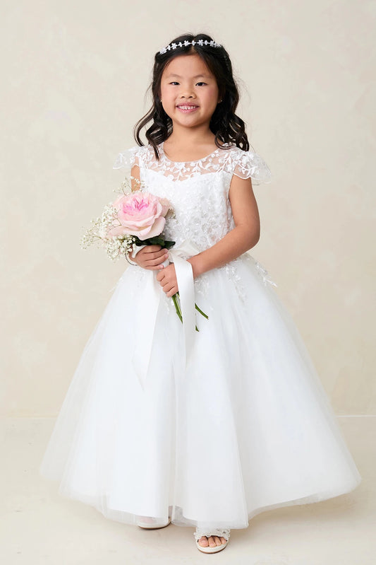 Visible on the off-white flower girl dress: lace cap sleeves.