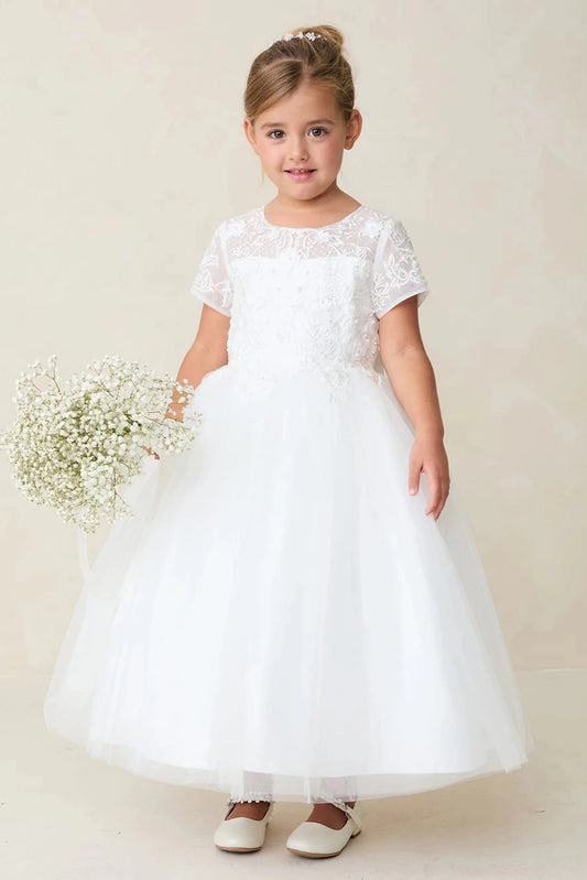Short lace sleeves: detail of the off-white flower girl dress.