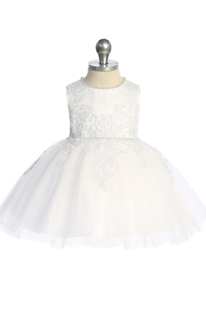 Full gathered skirt: detail of the white flower girl dress.