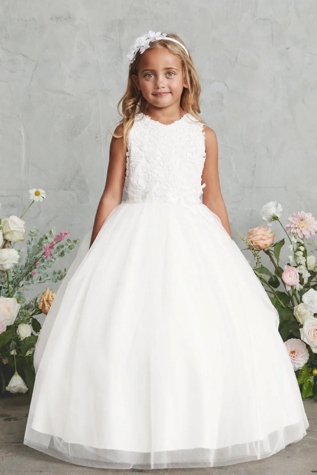 Defined by a 3D textured bodice, this off-white flower girl dress.