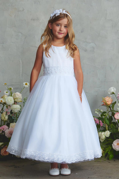 White flower girl dress with a scalloped lace hem.