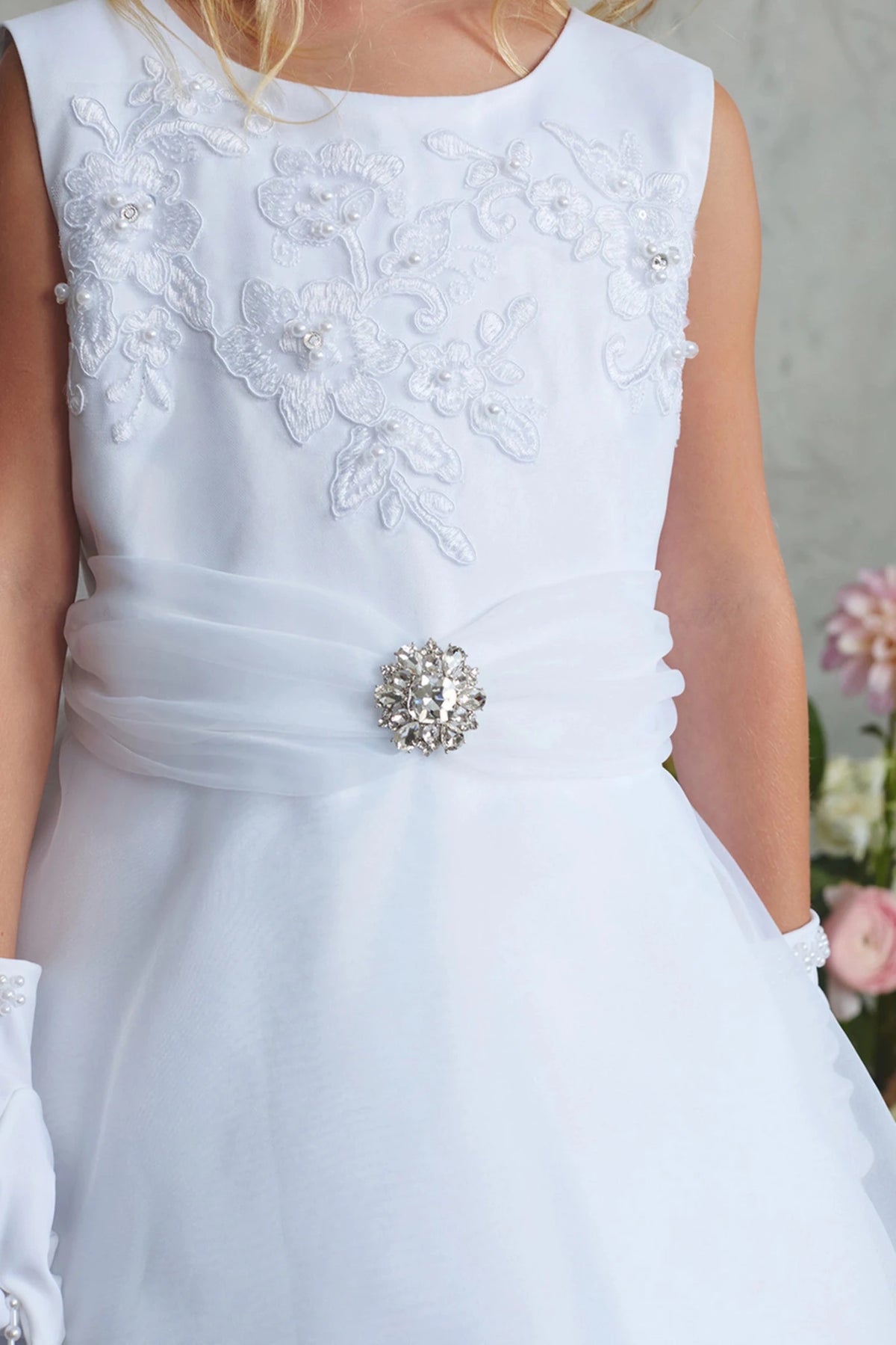 Ruched waist brooch: detail of the white flower girl dress.
