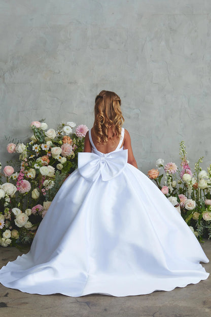 Long satin train: detail of the white flower girl dress.