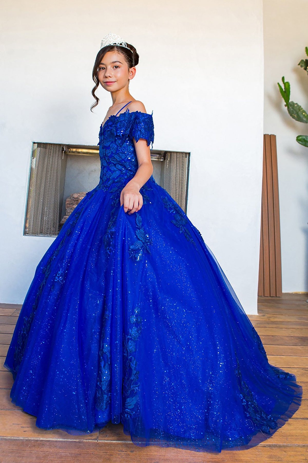 Royal blue side view kids mini quinceañera mini quince dress with sweetheart neckline, glitter lace fabric and 3D floral sequin applique.