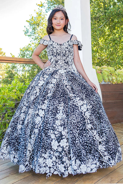 Black white close-up kids mini quinceañera dress with off-shoulder sleeves, glitter tulle and 3D floral applique