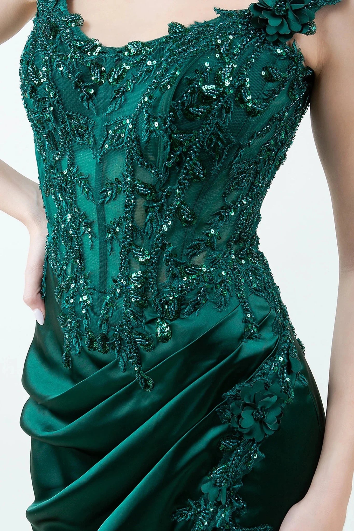 Hunter green evening dress featuring floral embroidery lace appliques