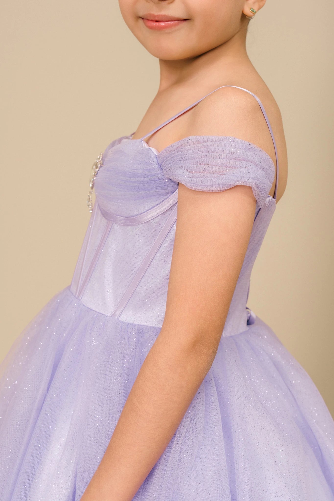 Front view of lilac Kids’ Lilac Off-Shoulder Tulle flower girl dress with Center Rhinestone and Lace-up back Birthday Princess Party.