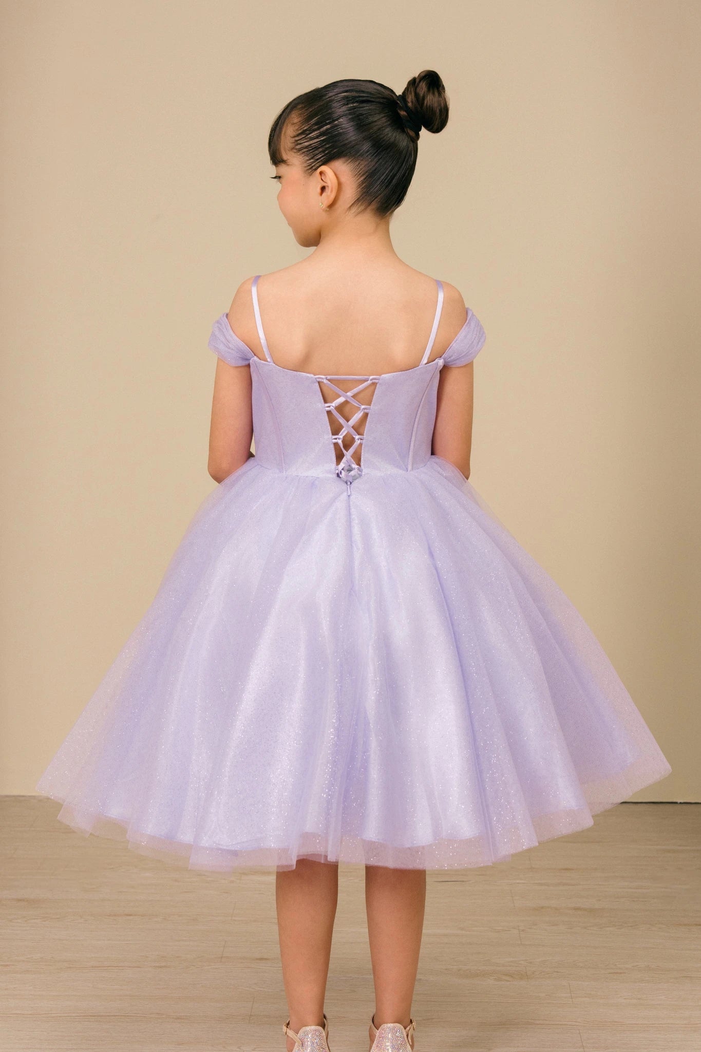 Front view of lilac Kids’ Lilac Off-Shoulder Tulle flower girl dress with Center Rhinestone and Lace-up back Birthday Princess Party.