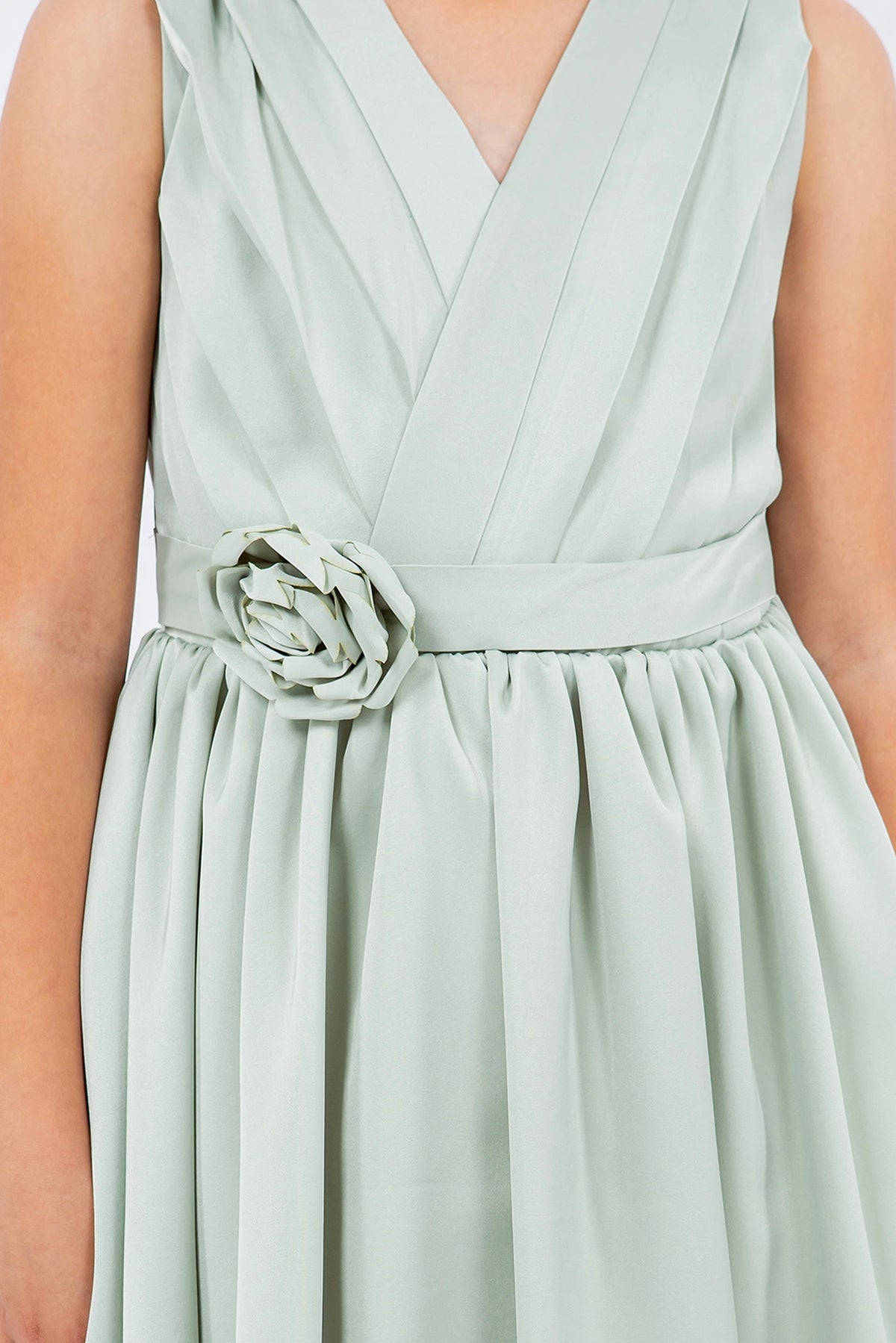 Detailed by a rosette at the waist, the Sage kids party dress reveals its construction.
