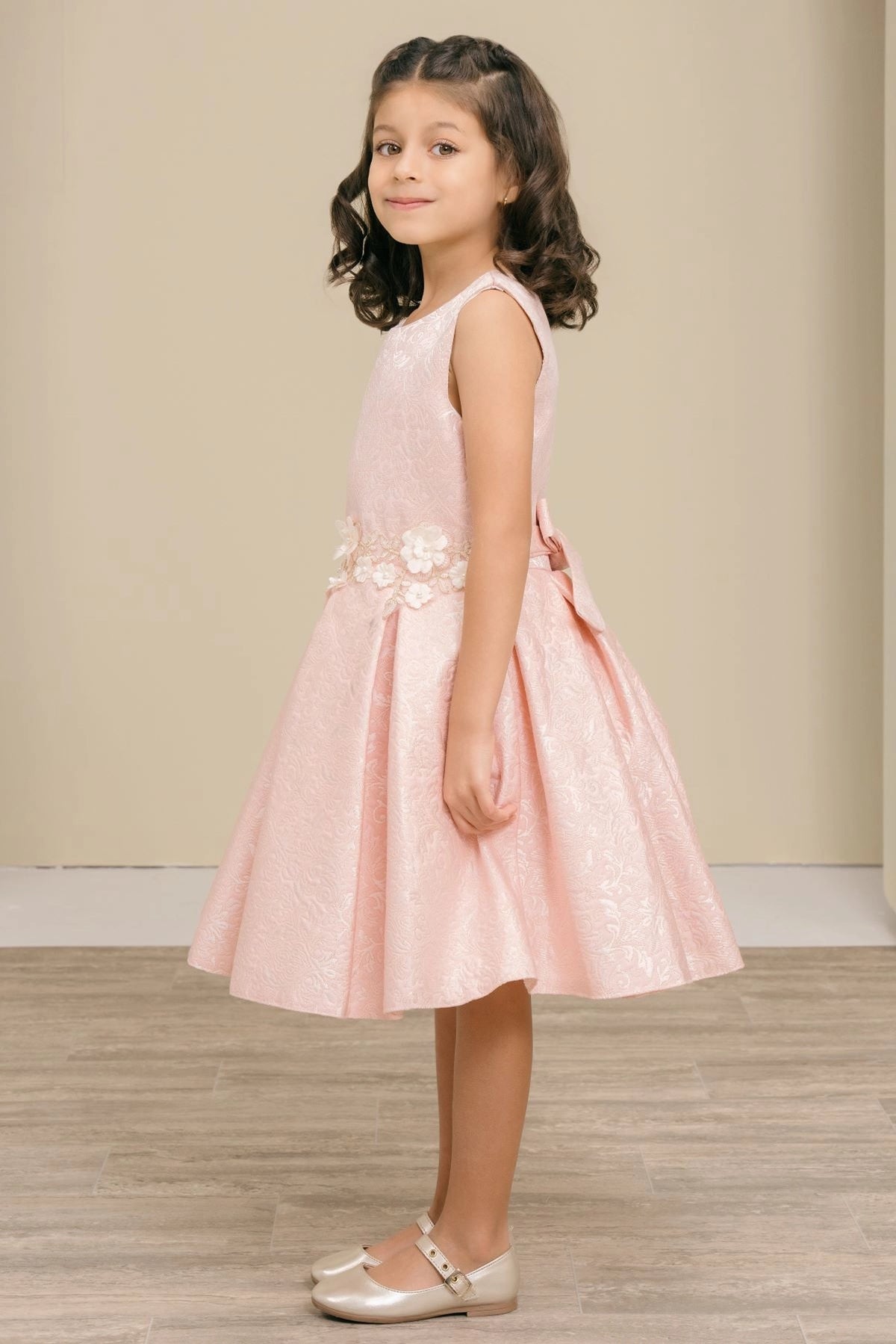 Featuring with flowers clustered along the waist, this Pink kids party dress displays elegant detail.