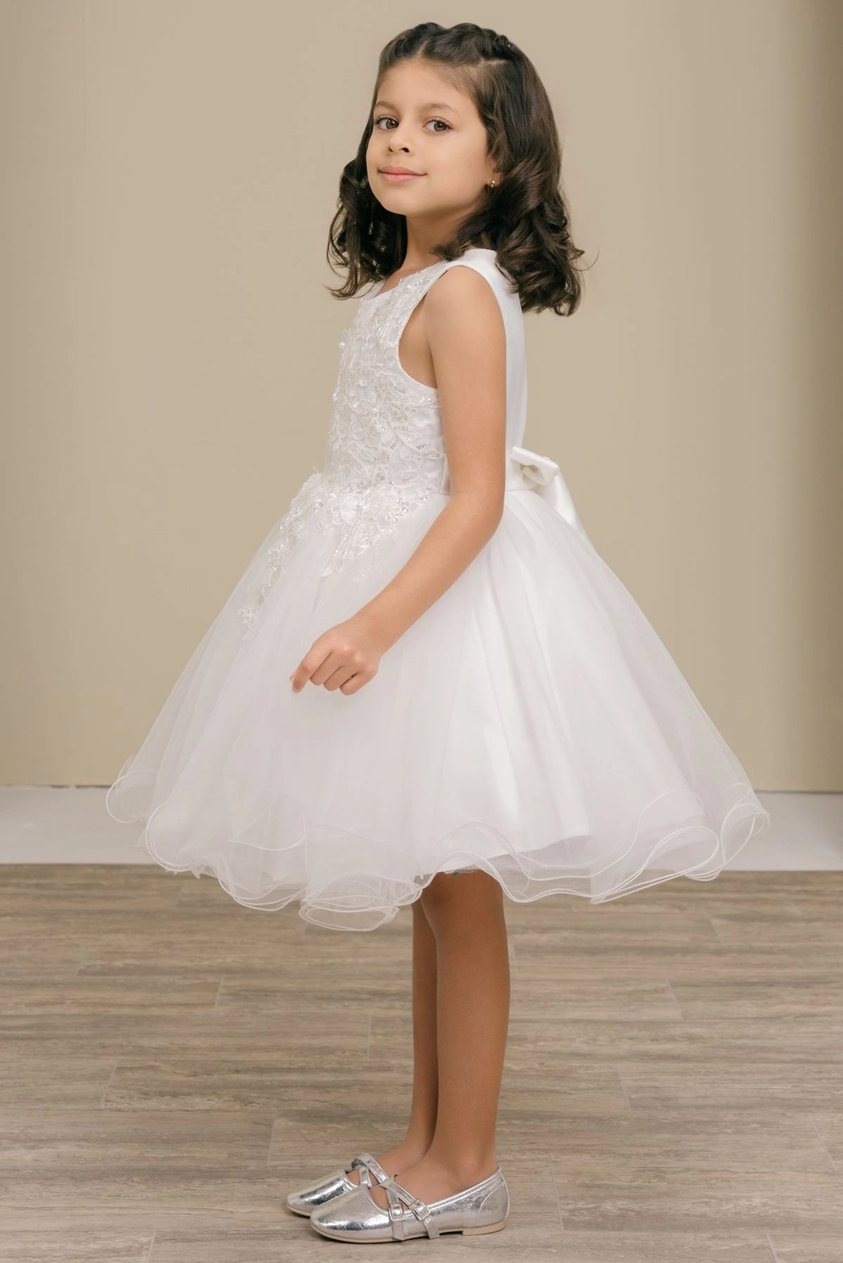 Featuring with a full tulle skirt, this Off-White kids party dress displays elegant detail.