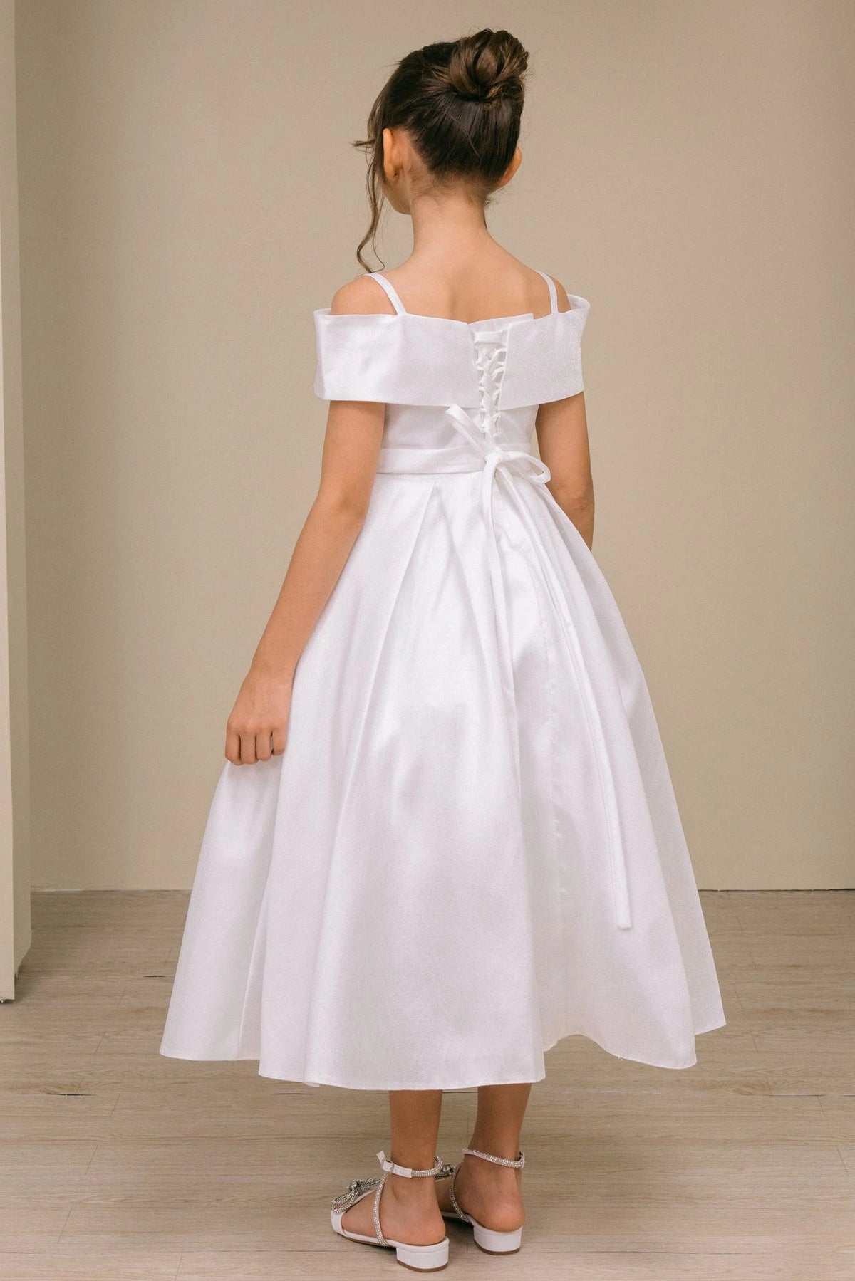 Detailed by back lacing and a waist sash, the Off-White kids party dress reveals its construction.