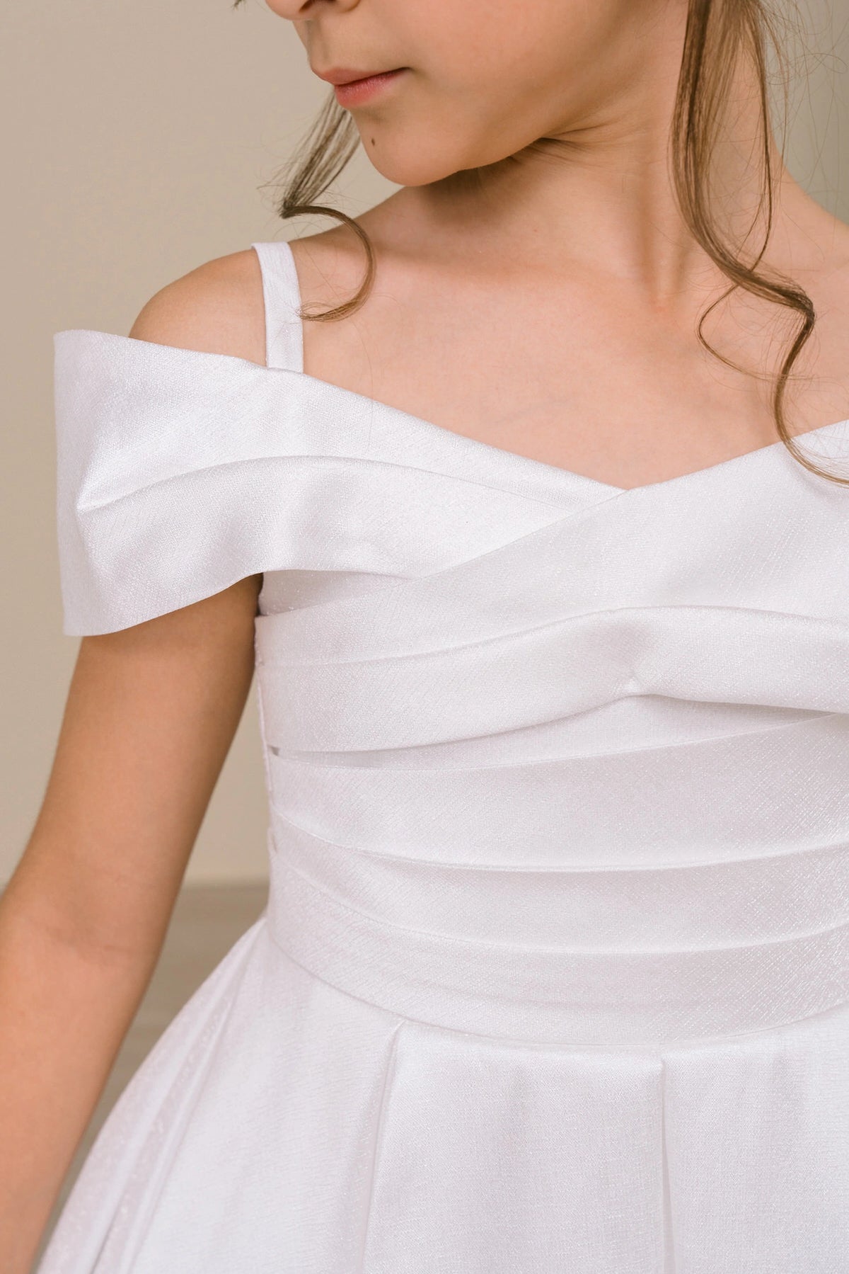 Featuring with a folded off-shoulder neckline, this Off-White kids party dress displays elegant detail.