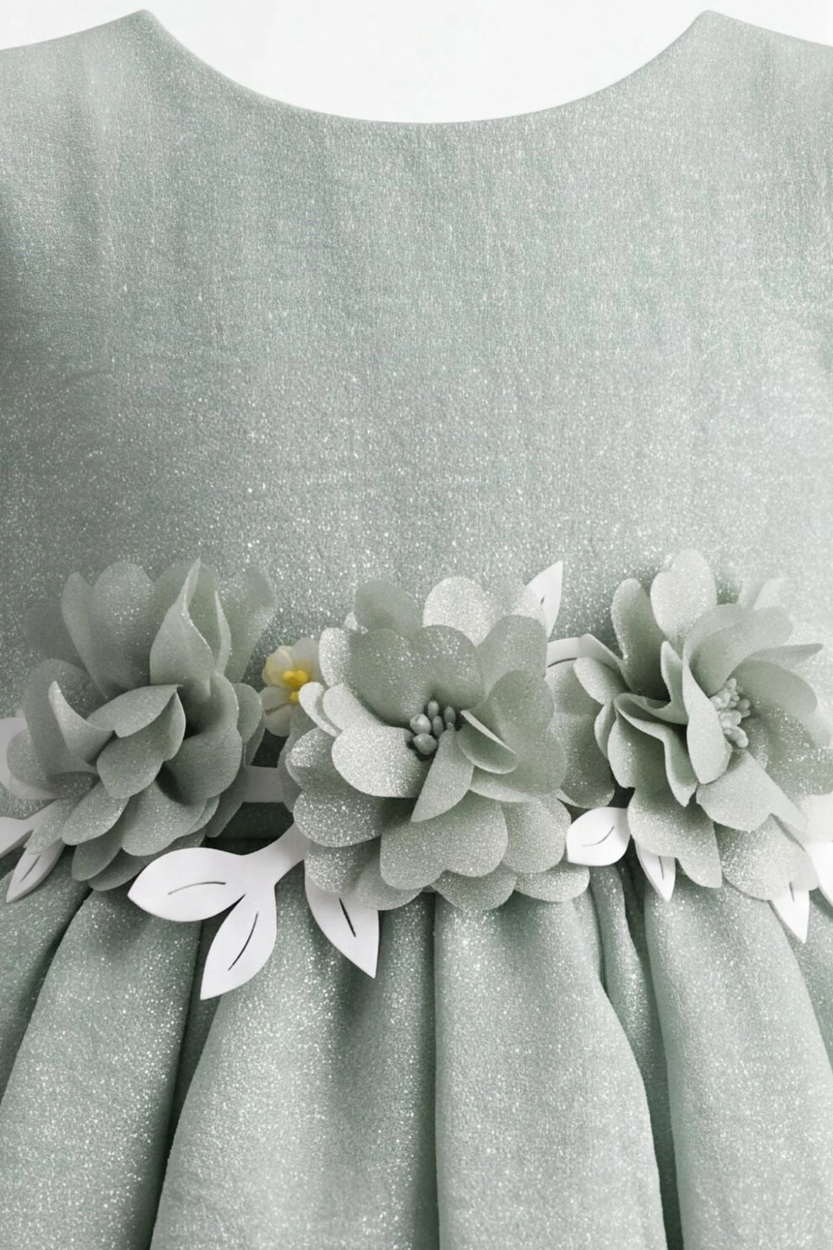 Detailed short puff sleeves complements the Sage kids dress.