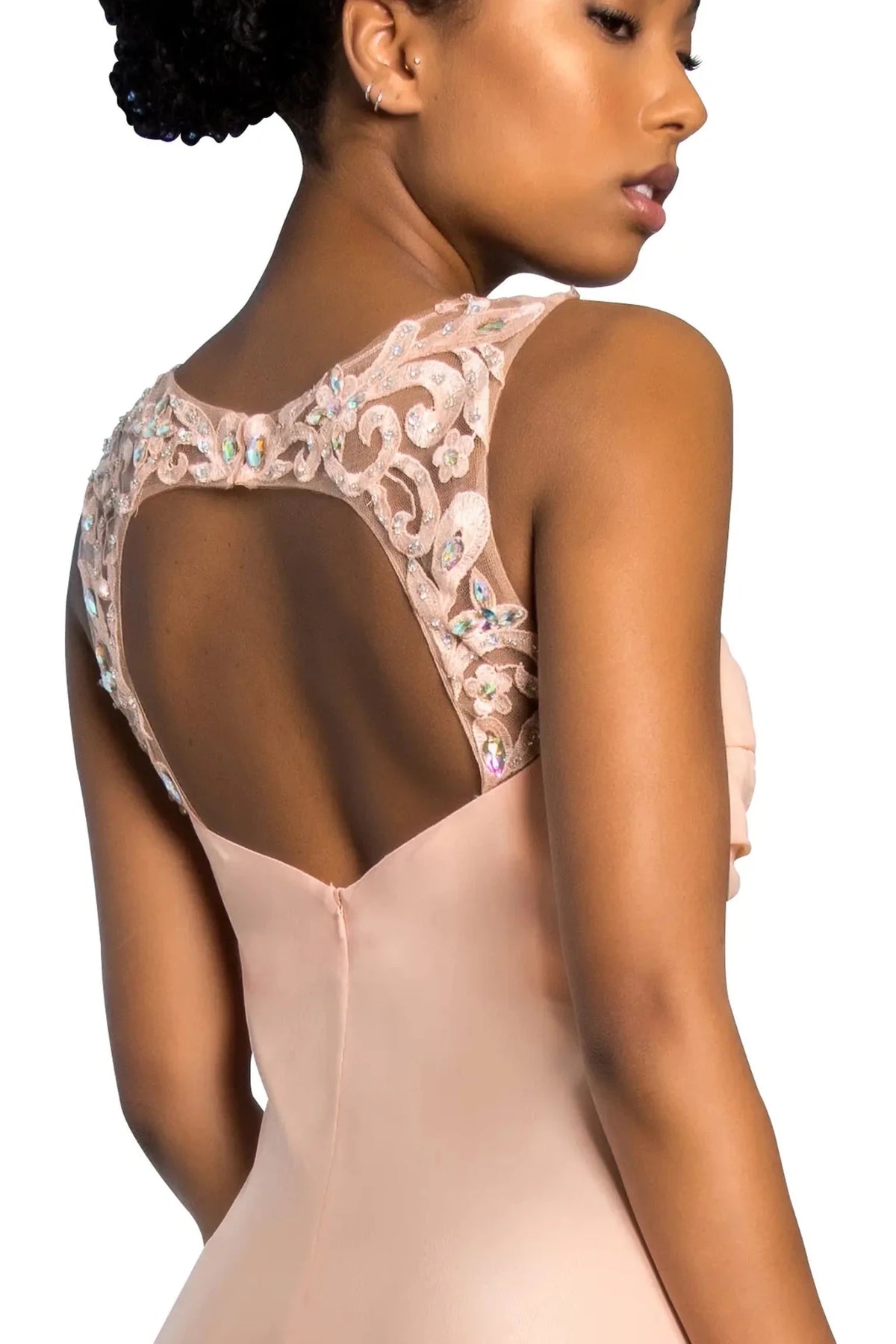 Empire shaping defines the skirt of the Peach prom evening dress.
