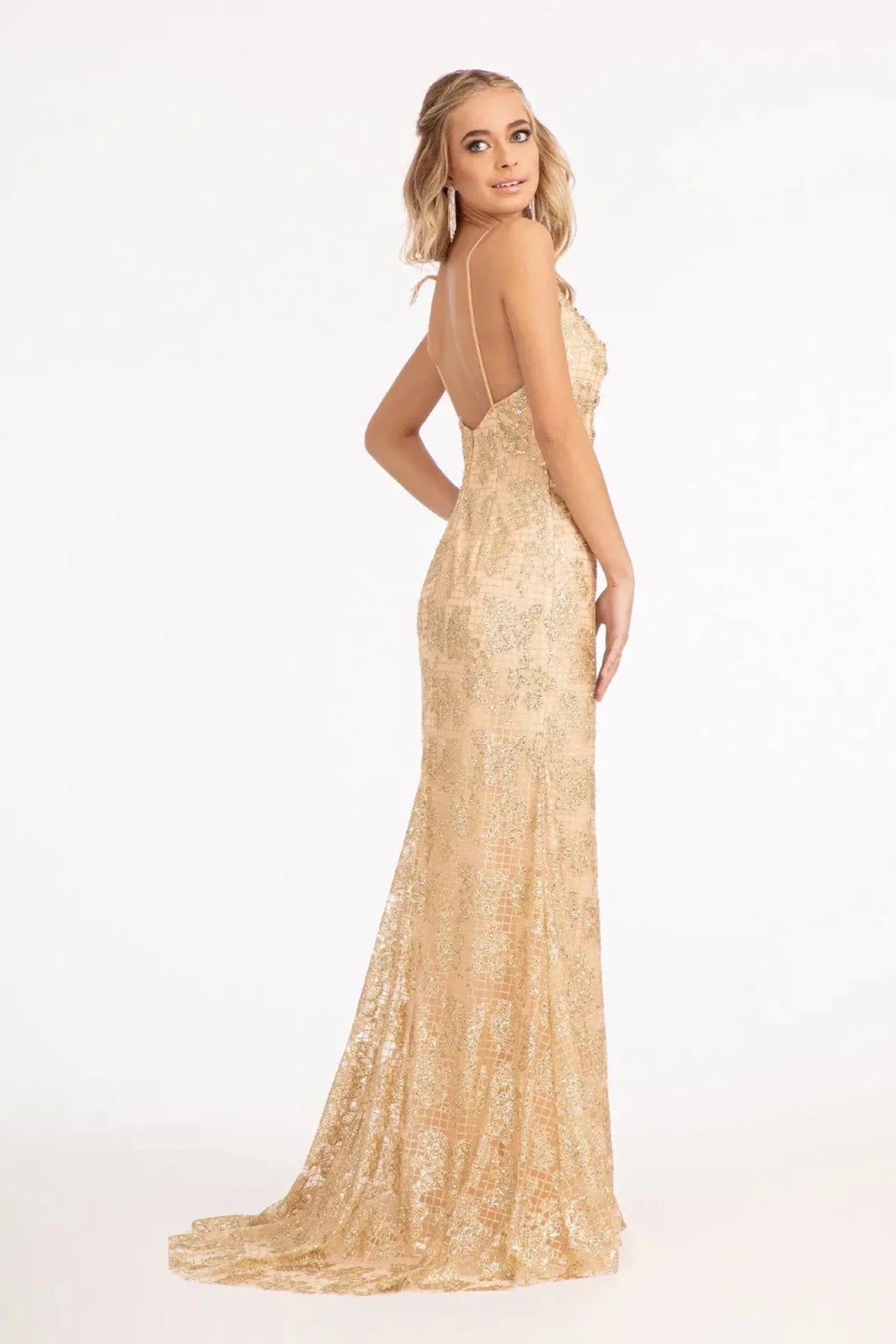 Mermaid shaping defines the skirt of the Champagne prom evening dress.