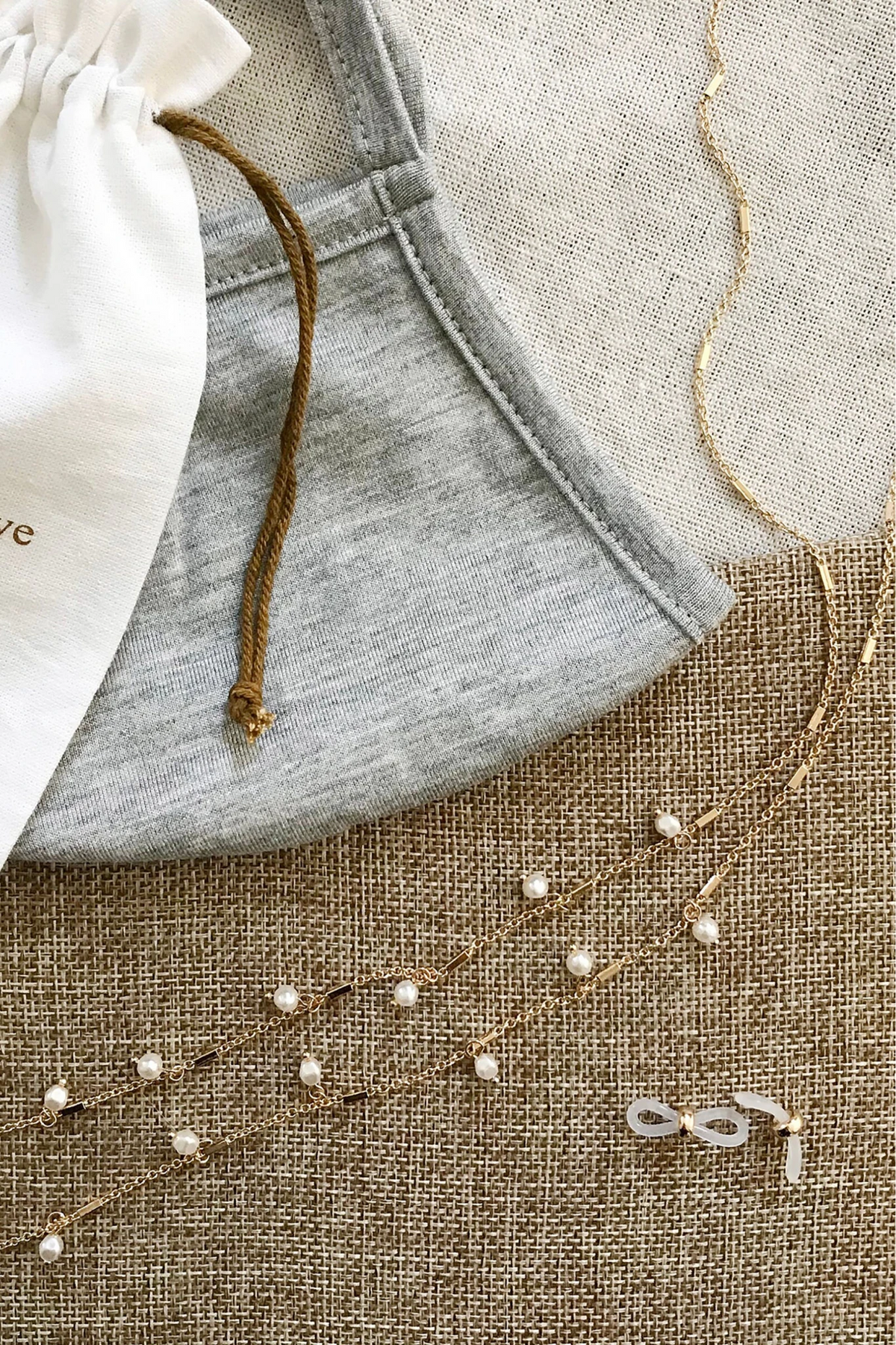 Pearl gold-plated everyday women's reading glasses chain.