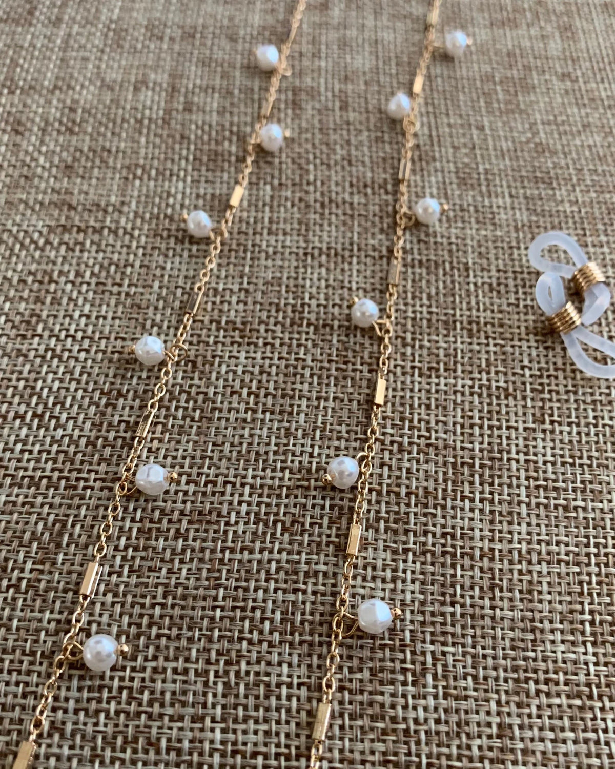 Pearl gold-plated everyday women's reading glasses chain, close-up view.