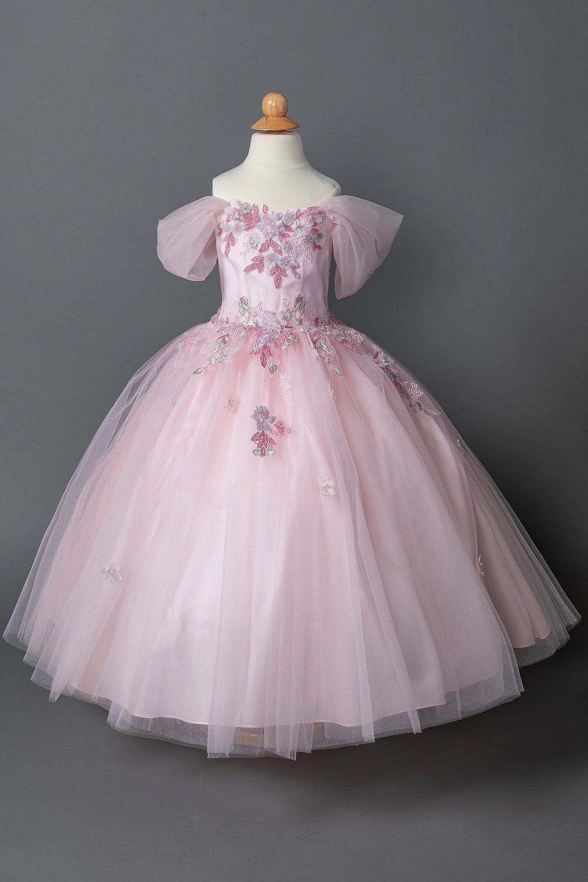 Framed by a full skirt, the Pink mini quinceañera dress shows dramatic bow sleeves surrounding a floral embroidered bodice.