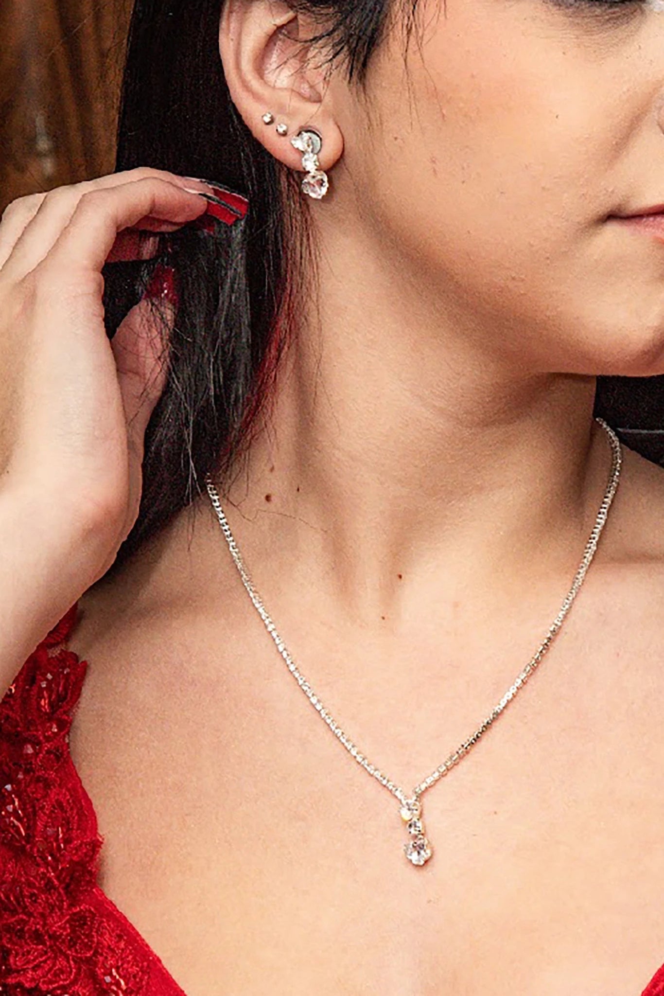 Silver rhinestone heart quinceañera and everyday women's necklace and earrings set.