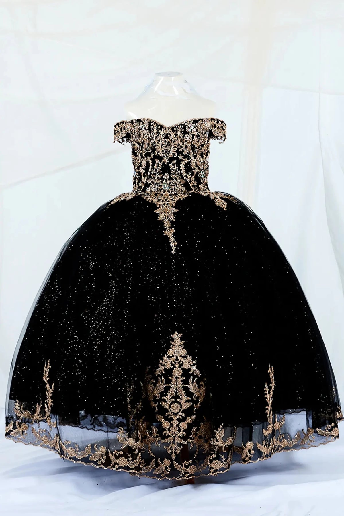 Black kids mini quinceañera mini quince dress with lace appliqué and A-line glitter tulle skirt.