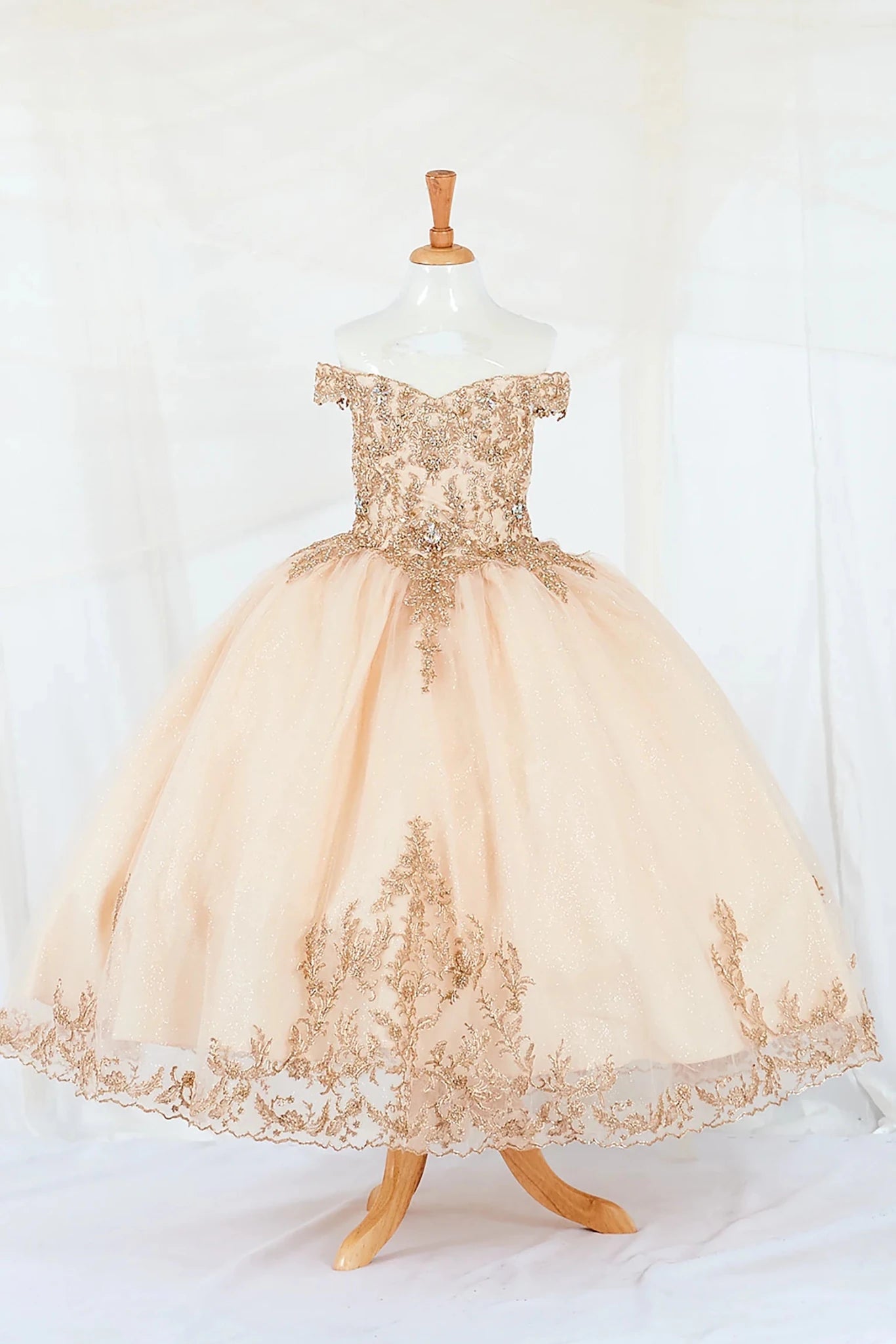 Champagne kids mini quinceañera mini quince dress with lace appliqué and A-line glitter tulle skirt.